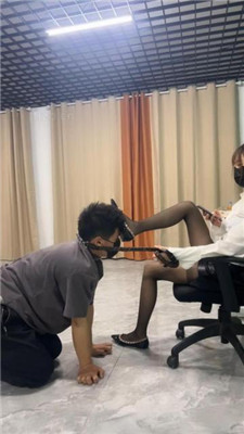 图片[4]_黑丝脚踩/训练/清理鞋底/洗脚水窒息/喂食_HD绳艺资源