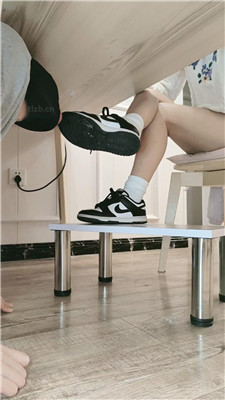 【嘀嘀哒嘀】桌底视角-脏鞋白棉袜踩【完整版】_HD绳艺资源