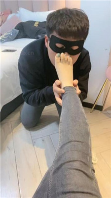 【魅儿】吮吸脚趾/运动鞋白袜虐/裸足深喉_HD绳艺资源