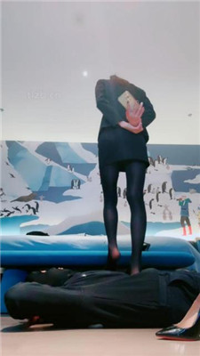 图片[16]_【美娜格格】白领S-黑丝高跟美腿-腿绞窒息/掐乳/臭脚捂脸/跳踩_HD绳艺资源