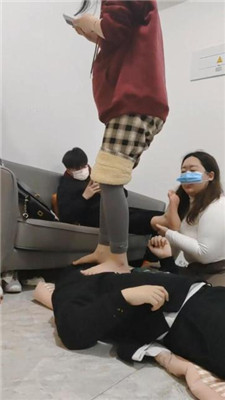 图片[2]_【樱樱】情侣主-让闺蜜下跪伺候-踩踏/裸足恋足舔【七】_HD绳艺资源