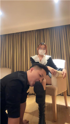 图片[18]_【雯雯】揪耳朵/胯下辱/长靴踩踏/耳光/闻舔脏鞋白袜_HD绳艺资源