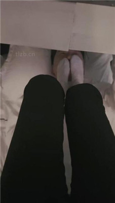 【娜娜米】桌底无意识踩下贱狗_HD绳艺资源