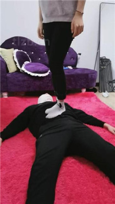 【凌儿女神】臭脚捂脸窒息/踩踏/骑马骑脖_HD绳艺资源