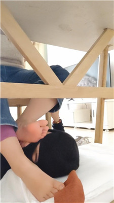 图片[3]_【樱樱】桌底视角-高中生S让狗除脚臭【上】_HD绳艺资源