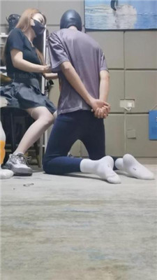 图片[9]_【魔鬼天使】反绑虐打/运动鞋白丝全体重踩踏_HD绳艺资源