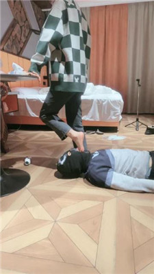 图片[10]_【子衿】双奴-狂舔酸奶脚/踩踏插嘴脚耳光_HD绳艺资源