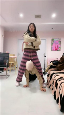 图片[9]_【cc.s】超脏粉色运动鞋白袜踩踏_HD绳艺资源