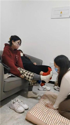 图片[3]_【樱樱】情侣主-让闺蜜下跪伺候-舔鞋底闻棉袜【二】_HD绳艺资源