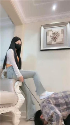 【桃幼幼】狂舔休闲板鞋/踢踹虐打/近距离恋足舔【完整版】_HD绳艺资源