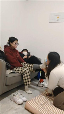 图片[2]_【樱樱】情侣主-让闺蜜下跪伺候-舔鞋底闻棉袜【二】_HD绳艺资源