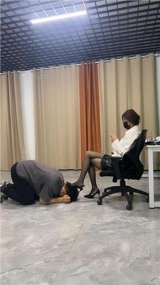 黑丝脚踩/训练/清理鞋底/洗脚水窒息/喂食_HD绳艺资源