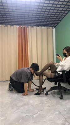 图片[15]_黑丝脚踩/训练/清理鞋底/洗脚水窒息/喂食_HD绳艺资源