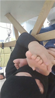 图片[5]_【樱樱】桌底视角-高中生S让狗除脚臭【下】_HD绳艺资源