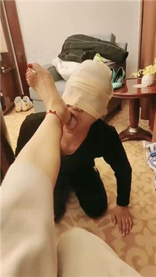 图片[8]_【诗恩大大】清理脏鞋底/踩踏喂食/脚插嘴_HD绳艺资源