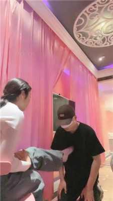 【维娜】主题酒店让狗舔白袜裸足_HD绳艺资源