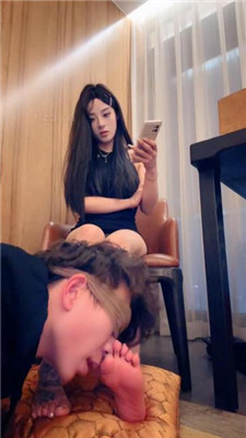 【不知名美女】车模S-裸足美腿诱惑舔_HD绳艺资源