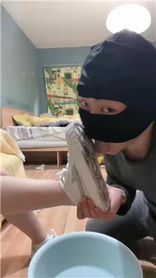 【黑泽兮】狗舌清理脏运动鞋白棉袜_HD绳艺资源