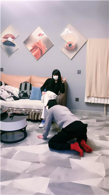 【大小姐S】牵狗链/跪舔脏鞋白袜/艺术闻鞋_HD绳艺资源