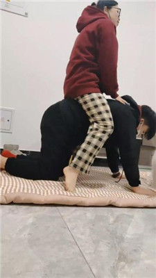 【樱樱】情侣主-让闺蜜下跪伺候-骑狗背/踩踏/奴下奴【四】_HD绳艺资源