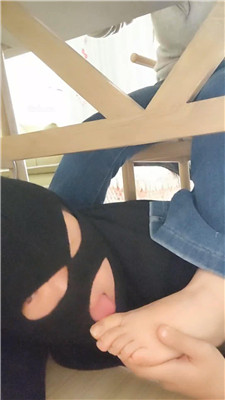 【樱樱】桌底视角-高中生S让狗除脚臭【下】_HD绳艺资源