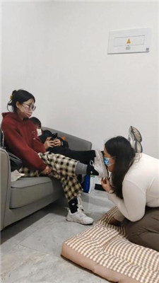 【樱樱】情侣主-让闺蜜下跪伺候-舔鞋底闻棉袜【二】_HD绳艺资源