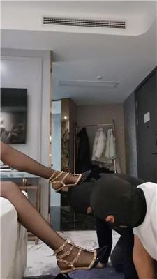 【皮皮】调双奴-骑马转胯/坐垫脚垫/高跟踩踏/抽耳光_HD绳艺资源