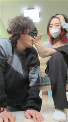 图片[13]_【朱砂痣】运动鞋棉袜裸足-男友变狗全过程_HD绳艺资源