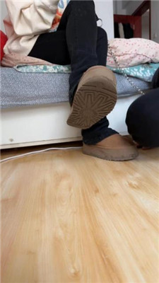 【玥野兔】近距离-雪地靴原味船袜踩虐_HD绳艺资源