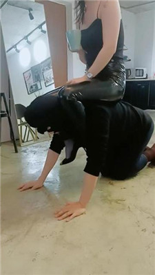 图片[3]_【绯闻王妃】皮裤S-高跟踩狗头/喂漱口水/骑马_HD绳艺资源