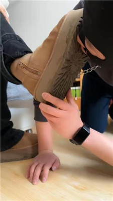 图片[3]_【玥野兔】近距离-雪地靴原味船袜踩虐_HD绳艺资源