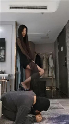 【皮皮】跑骚的代价-高跟长腿踩踏_HD绳艺资源