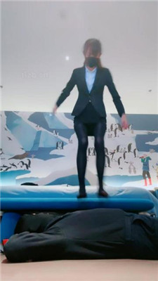 图片[20]_【美娜格格】白领S-黑丝高跟美腿-腿绞窒息/掐乳/臭脚捂脸/跳踩_HD绳艺资源