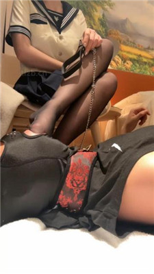 图片[5]_【玥野兔】黑丝jk双脚踩脸窒息/高难度挑战UGG狗舌刷/吐口水/脚耳光_HD绳艺资源