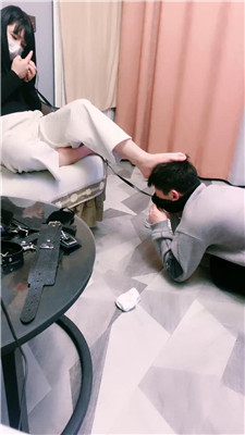 图片[20]_【大小姐S】牵狗链/跪舔脏鞋白袜/艺术闻鞋_HD绳艺资源