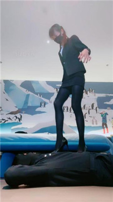 图片[17]_【美娜格格】白领S-黑丝高跟美腿-腿绞窒息/掐乳/臭脚捂脸/跳踩_HD绳艺资源