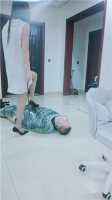 【千寻大大】高跟踩虐木乃伊地毯狗【完整版】_HD绳艺资源