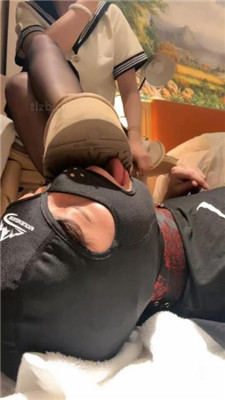 图片[8]_【玥野兔】黑丝jk双脚踩脸窒息/高难度挑战UGG狗舌刷/吐口水/脚耳光_HD绳艺资源