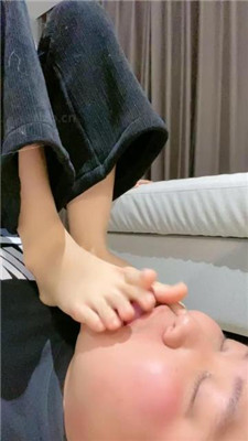 图片[14]_【冷御大大】近距离裸足恋足狂舔_HD绳艺资源