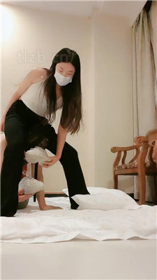 图片[16]_【梓晨】脏运动鞋踩虐/闻鞋子/骑马_HD绳艺资源