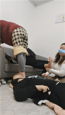 图片[3]_【樱樱】情侣主-让闺蜜下跪伺候-踩踏/裸足恋足舔【七】_HD绳艺资源