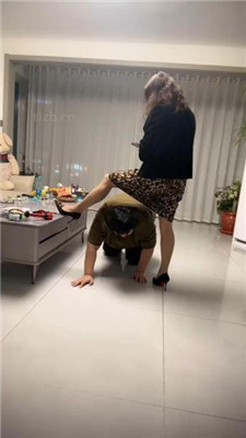 【冰色】恶毒继母-高跟肉丝脚踩狗儿子/口水鞋底_HD绳艺资源