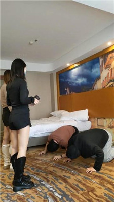 【小雅老师】双S虐双奴-长靴踢踹踩踏/脚插嘴/磕头/【双视角版】_HD绳艺资源