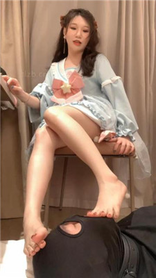 【小麦】皮鞋白袜萝莉S-磕头求虐/掐乳/臭脚狂舔