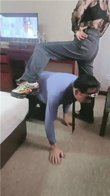 图片[6]_【bibi团】转胯爬行/抽耳光/掐乳/舔闻脏鞋/嘴脱袜子_HD绳艺资源