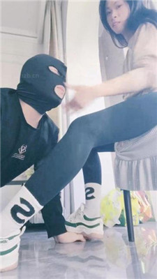 【奶糖】运动后超脏鞋臭白袜踩虐/气味控制辱_HD绳艺资源