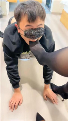 图片[15]_【爱丽丝】双S-踩踏/黑丝美腿恋足舔/舔腋下_HD绳艺资源