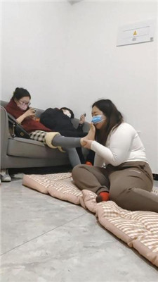 【樱樱】情侣主-让闺蜜下跪伺候-踩踏/裸足恋足舔【七】_HD绳艺资源