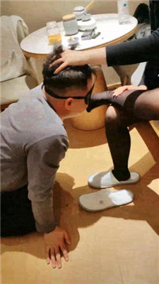 【情侣念主】虐绿帽-骑马/提档/踩踏/强迫闻脚舔鞋/虐乳_HD绳艺资源