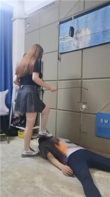 图片[2]_【魔鬼天使】反绑虐打/运动鞋白丝全体重踩踏_HD绳艺资源